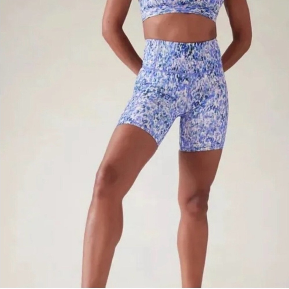 Athleta Ultimate Stash 7” Shorts | S
